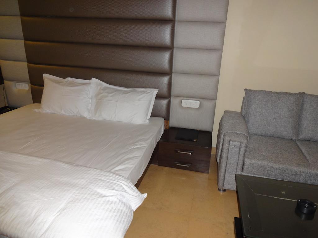 Hardik Resort Орча Екстериор снимка