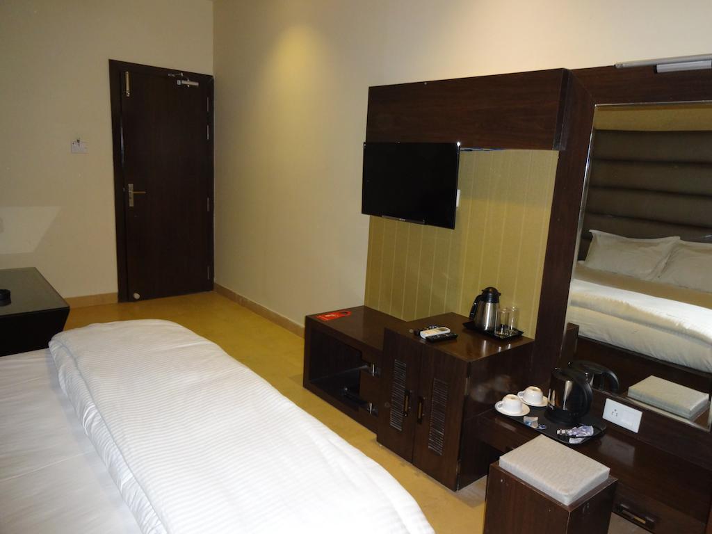 Hardik Resort Орча Екстериор снимка