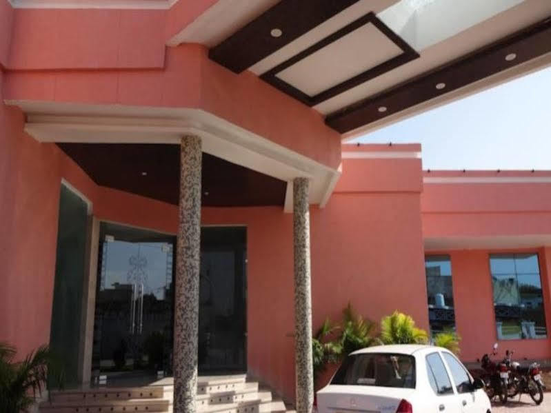 Hardik Resort Орча Екстериор снимка